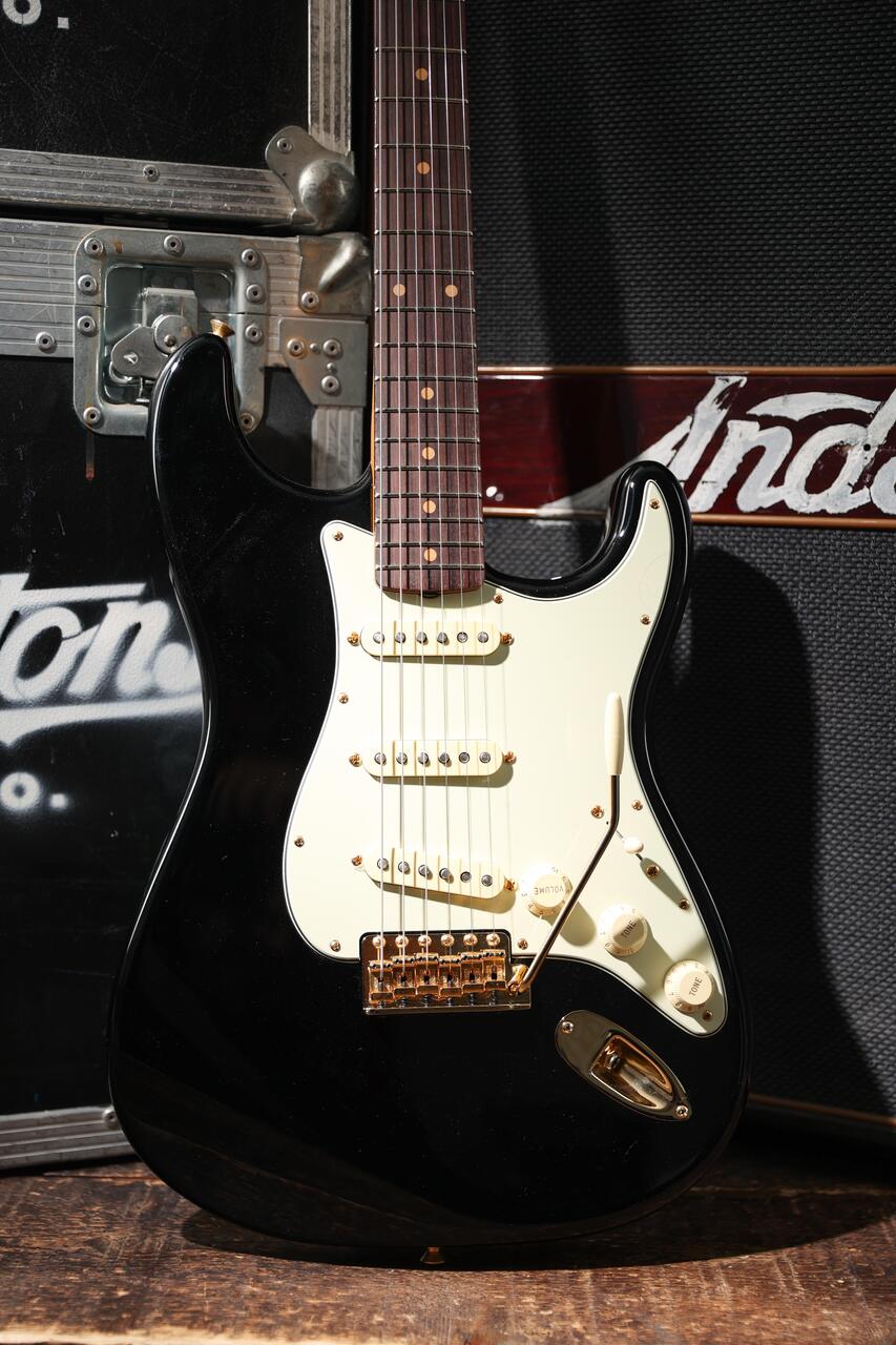 Fender FSR American Vintage II '61 Stratocaster In Black with Gold